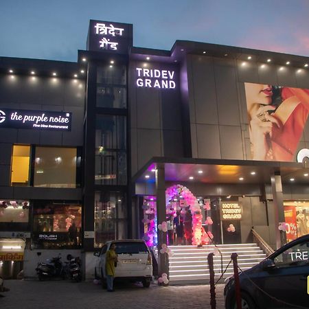 Hotel Tridev Grand Varanasi Eksteriør billede