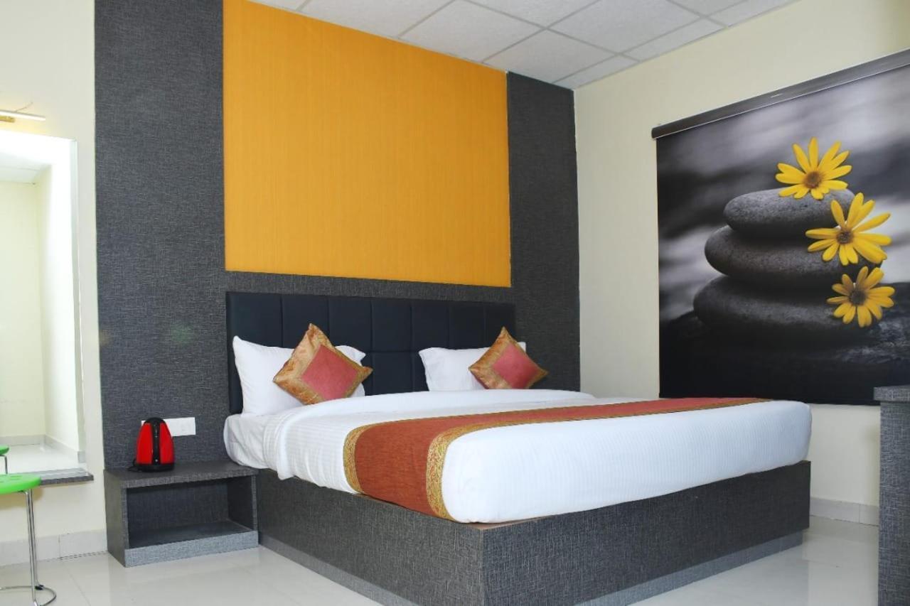Hotel Tridev Grand Varanasi Eksteriør billede