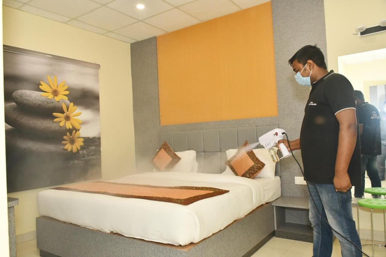Hotel Tridev Grand Varanasi Eksteriør billede