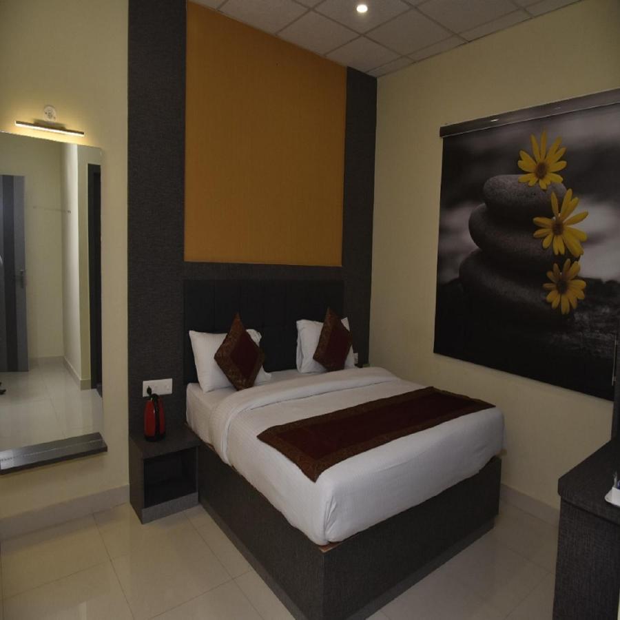 Hotel Tridev Grand Varanasi Eksteriør billede