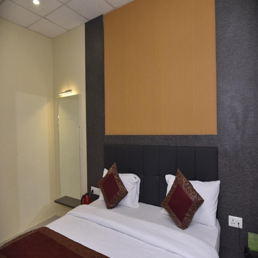 Hotel Tridev Grand Varanasi Eksteriør billede