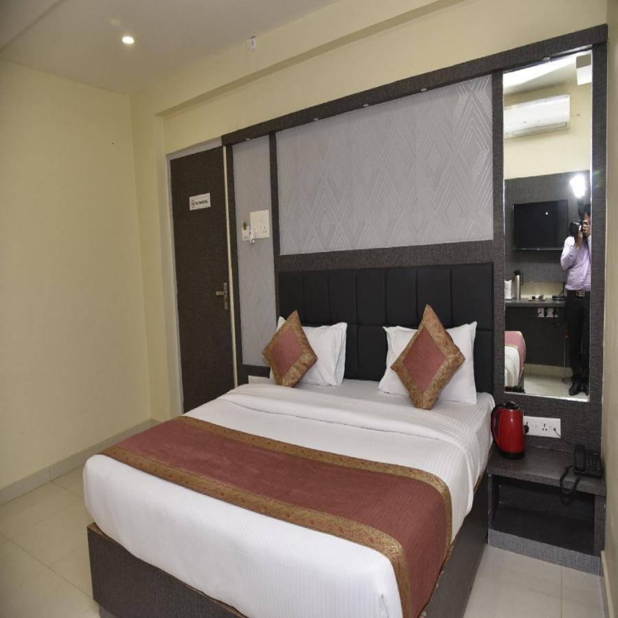 Hotel Tridev Grand Varanasi Eksteriør billede