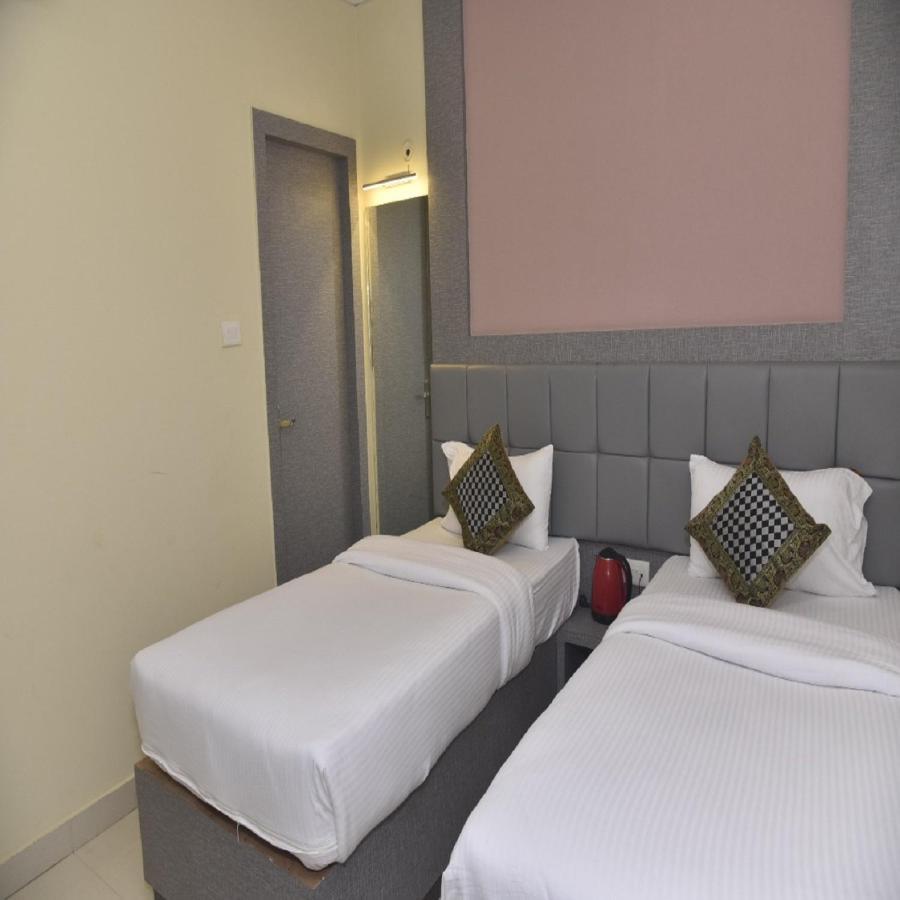 Hotel Tridev Grand Varanasi Eksteriør billede