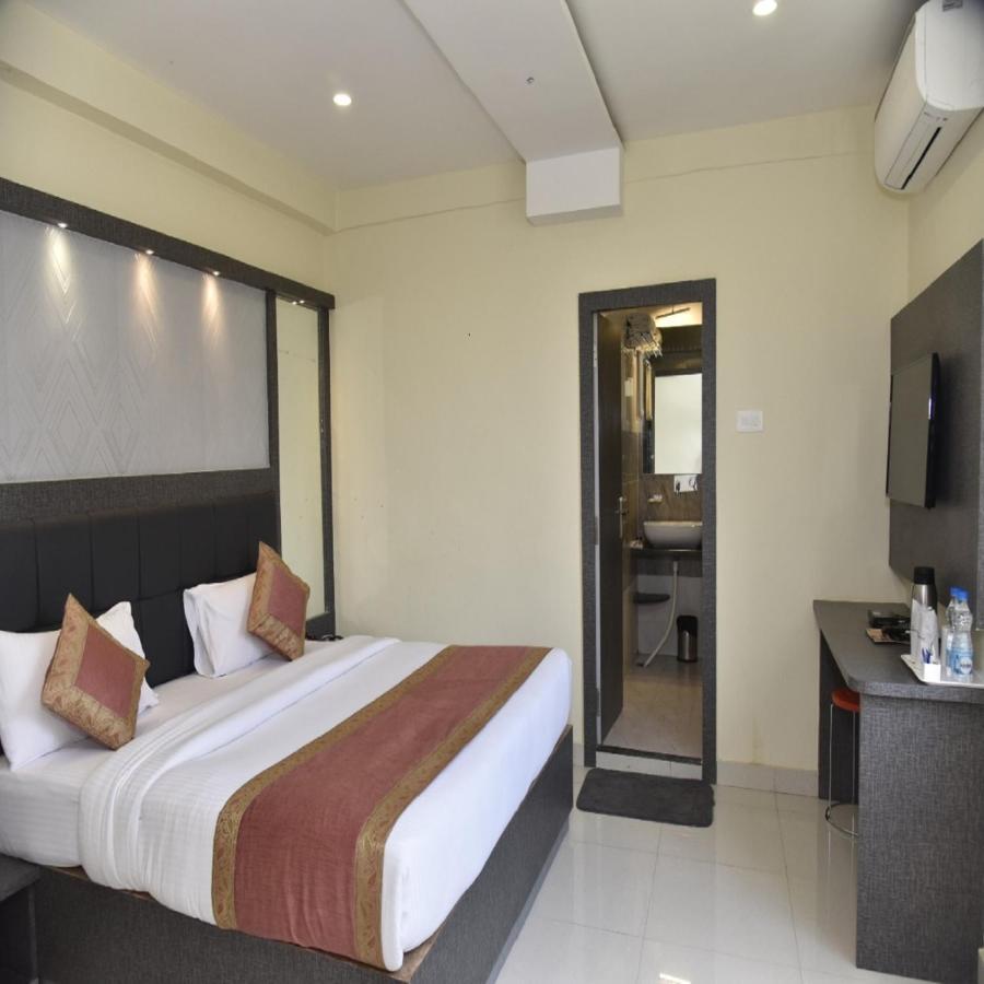 Hotel Tridev Grand Varanasi Eksteriør billede
